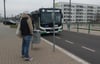 An den Haltestellen an der neuen Straßenbahnstrecke in Magdeburg gibt es keine Wartehäuschen.