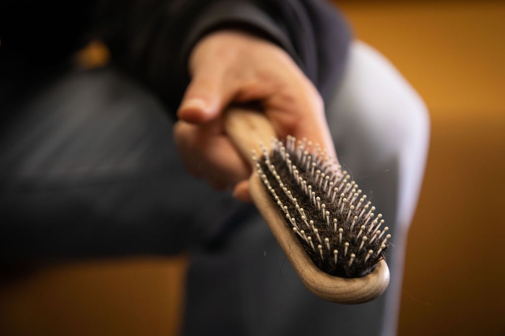 Haare sollte man regelmäßig aus der Bürste entfernen - mit einem Trick soll es ganz einfach gehen.
