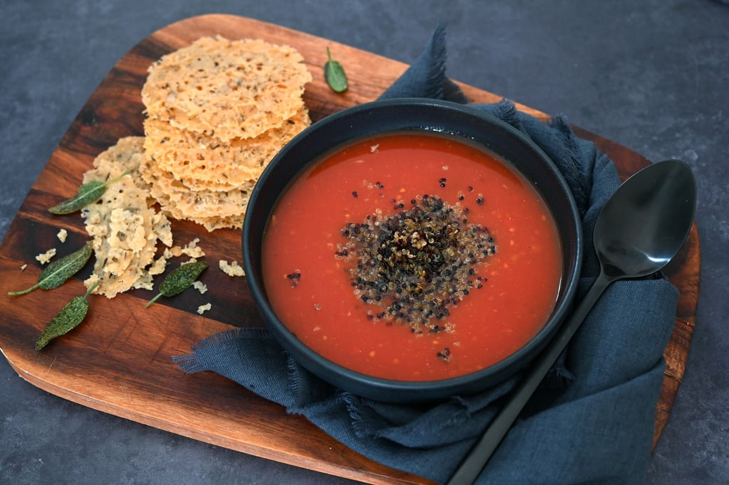 Der Clou dieser Tomatensuppe sind knackige Quinoa und knusprige Parmesanchips.