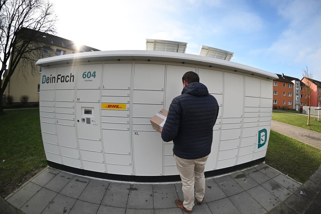 In Betrieb genommen: Der Geschäftsführer der DHL-Tochter DeinFach, Lukas Beckedorff, legt ein Paket in einen seiner Automaten.