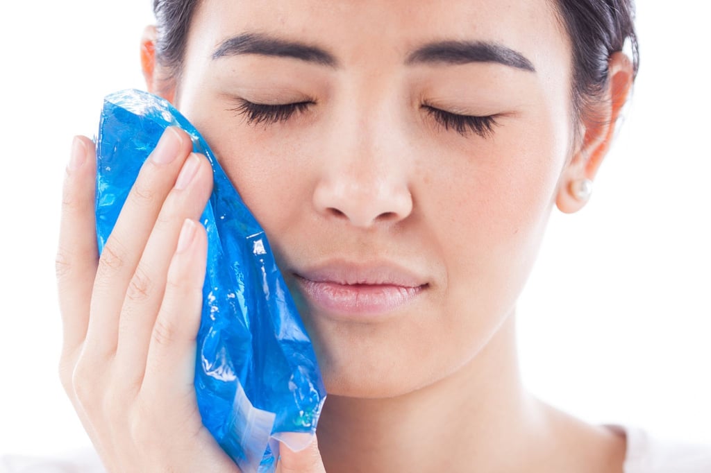 Bei akuten Zahnschmerzen kann ein Kühlpack die Schwellungen lindern. Um Erfrierungen zu verhindern, sollte es nicht eiskalt sein - oder in ein Tuch gewickelt werden.