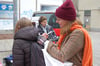 Linken-Landtagsabgeordnete Eva von Angern schreibt einem jugendlichen Fan ein Autogramm. Im Hintergrund Musikerin Ani Motz aus Weimar, die für die musikalische Umrahmung der Veranstaltung sorgte. 