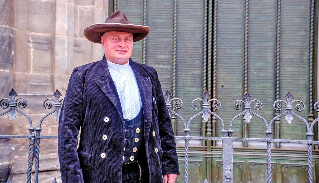 Volker Scheurell (AfD) vor der Thesentür an der Wittenberger Schlosskirche