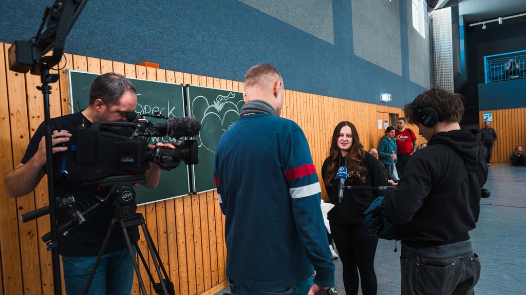 Cheftrainerin Anne Neumann während dem ersten TV-Interview.