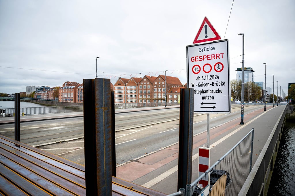 Busse und Straßenbahnen dürfen vorerst nicht über die Weserbrücke fahren. (Archivbild)