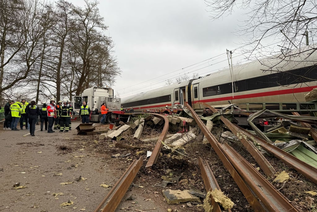 Auf der Bahnstrecke Hamburg-Harburg - Buchholz sind am Nachmittag ein ICE der Deutschen Bahn und ein Sattelzug zusammengestoßen