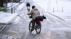 Gefrierender Regen und Schnee macht viele Straßen gefährlich glatt. (Archivbild)