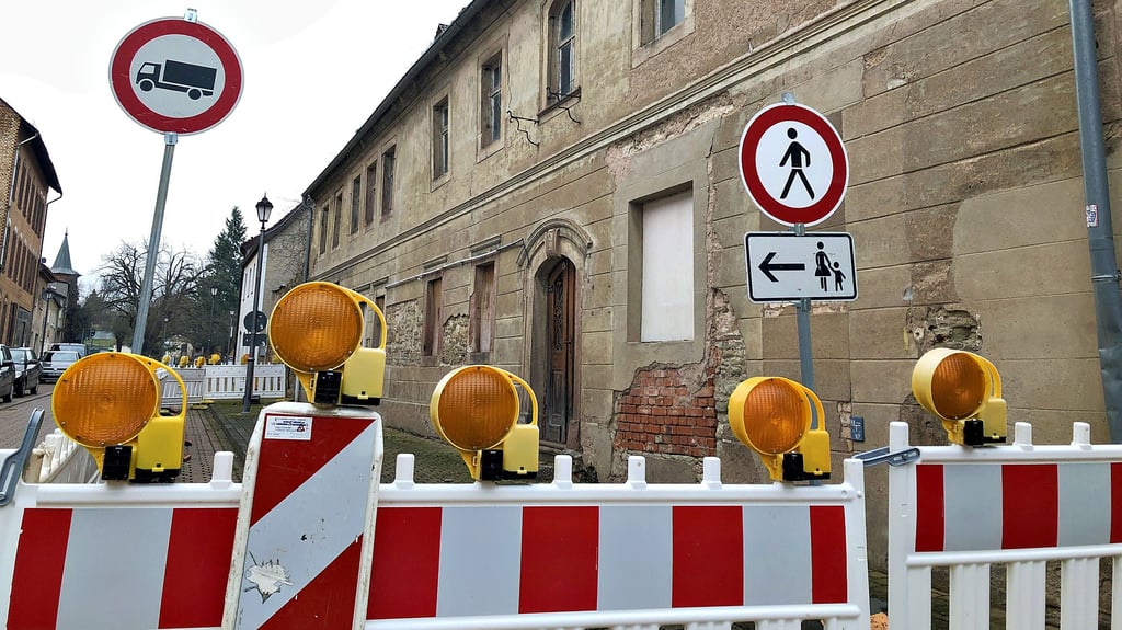 Die Sperrung vor einem baufälligen Haus in der Straße Am Schild in Allstedt besteht schon seit Monaten.