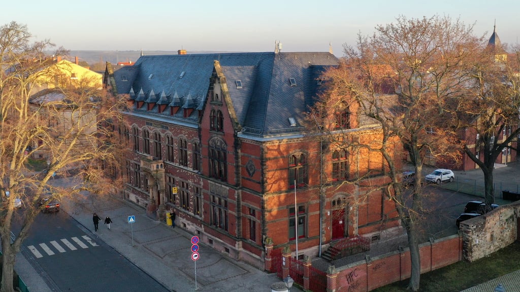 Eisleben: Das damals neu gebaute Kaiserliche Postamt am Schloßplatz wurde 1889 eingeweiht.