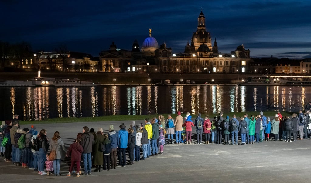Mit einer Menschenkette setzt Dresden am Jahrestag der Zerstörung ein Zeichen für Frieden und Versöhnung (Archivbild).