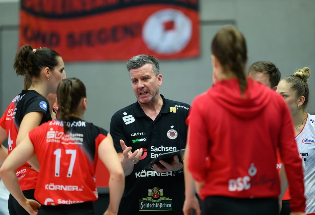 Dresdens Trainer Alexander Waibl gibt seinem Team Anweisungen