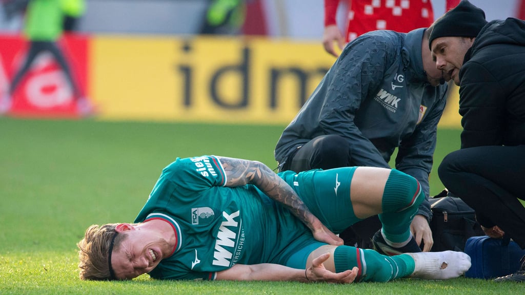 Musste im jüngsten Spiel gegen Mainz früh vom Platz: FCA-Profi Kritjan Jakic: