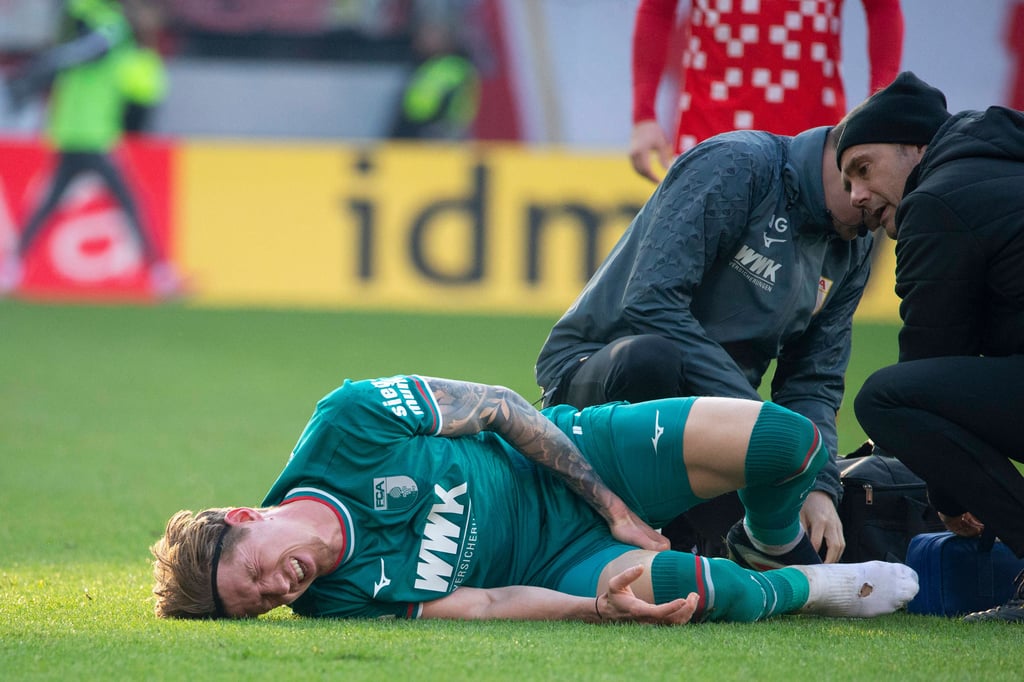 Musste im jüngsten Spiel gegen Mainz früh vom Platz: FCA-Profi Kritjan Jakic: