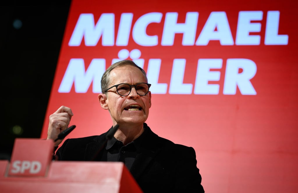 Der frühere Regierende Bürgermeister Michael Müller muss für die SPD sein Direktmandat verteidigen, sonst ist er nicht mehr im Bundestag. (Archivbild)