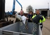 Anne Riethmüller spendet gemeinsam mit den Standortchefs von Recycling Scholz – Uwe Bachmann (l.) und Thomas Schmidt – die ersten Kronkorken. 