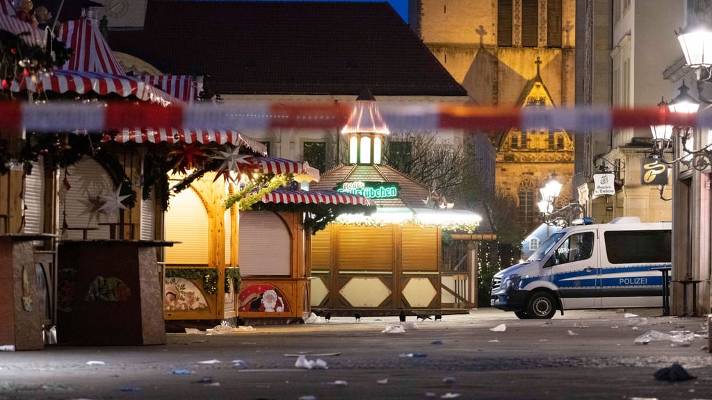 Der Magdeburger Weihnachtsmarkt nach der Todesfahrt von Taleb A. Der Arzt des Salus-Klinikums Bernburg war am 20. Dezember mit einem SUV in die Menschenmenge gerast und hatte sechs Menschen getötet. 