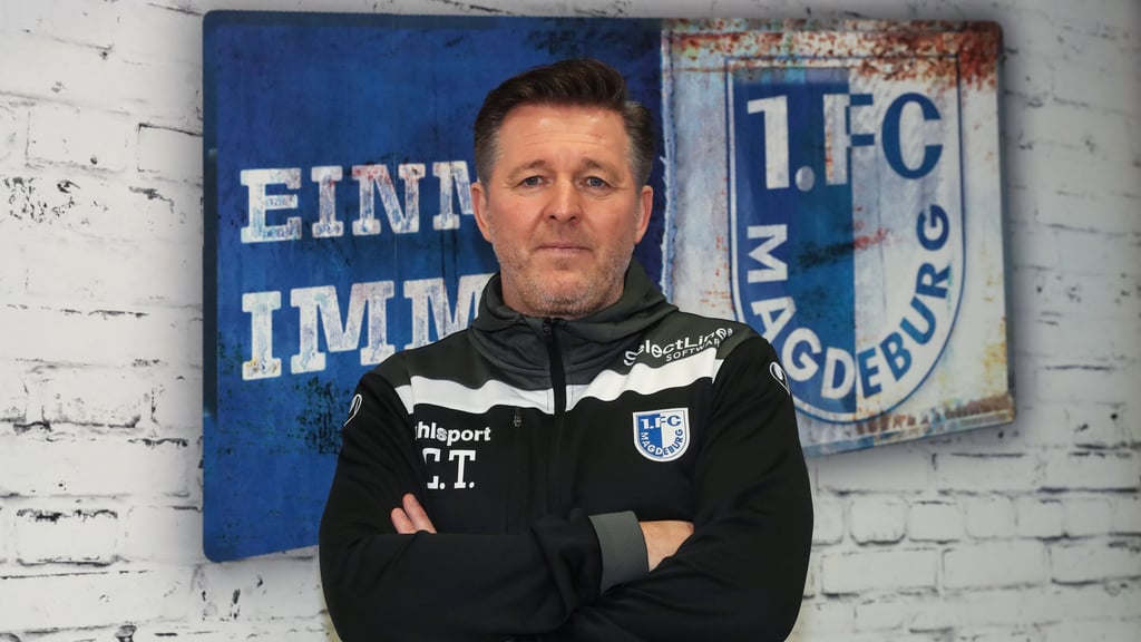 Am 12. Februar 2021 übernahm Christian Titz als Trainer beim 1. FC Magdeburg. Damals stand der Verein auf dem letzten Platz der 3. Liga. Viereinhalb Jahre später verlässt er den FCM als etablierten Club in der 2. Bundesliga.