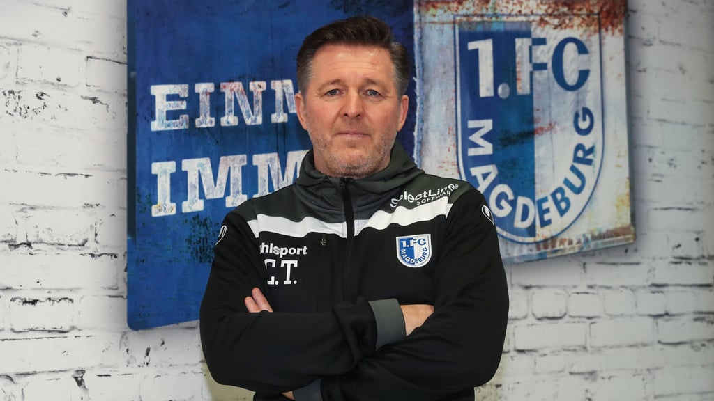 Am 12. Februar 2021 übernahm Christian Titz als Trainer beim 1. FC Magdeburg. Damals stand der Verein auf dem letzten Platz der 3. Liga. Viereinhalb Jahre später verlässt er den FCM als etablierten Club in der 2. Bundesliga.