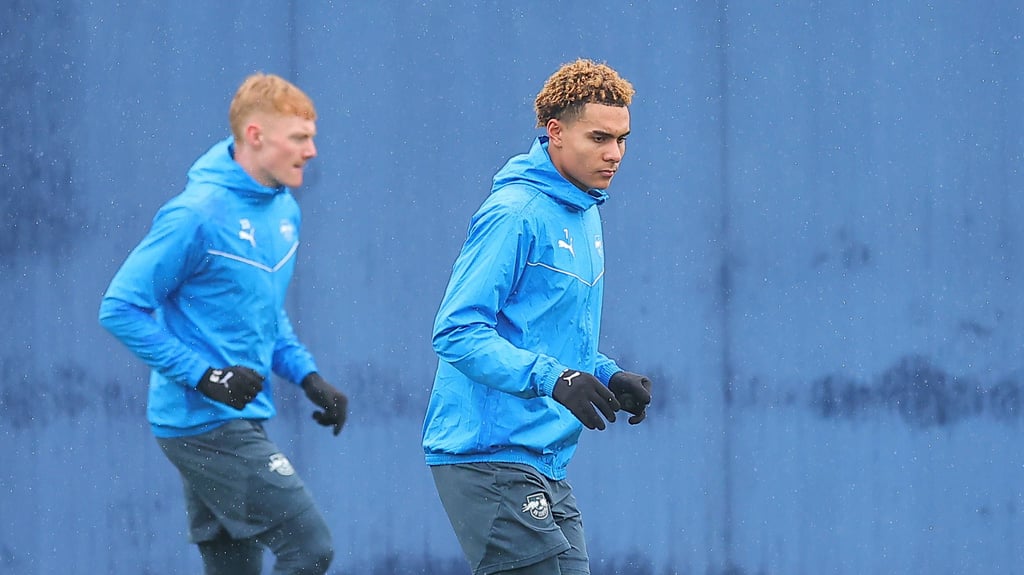 Antonio Nusa (r.) übt mit dem Ball.