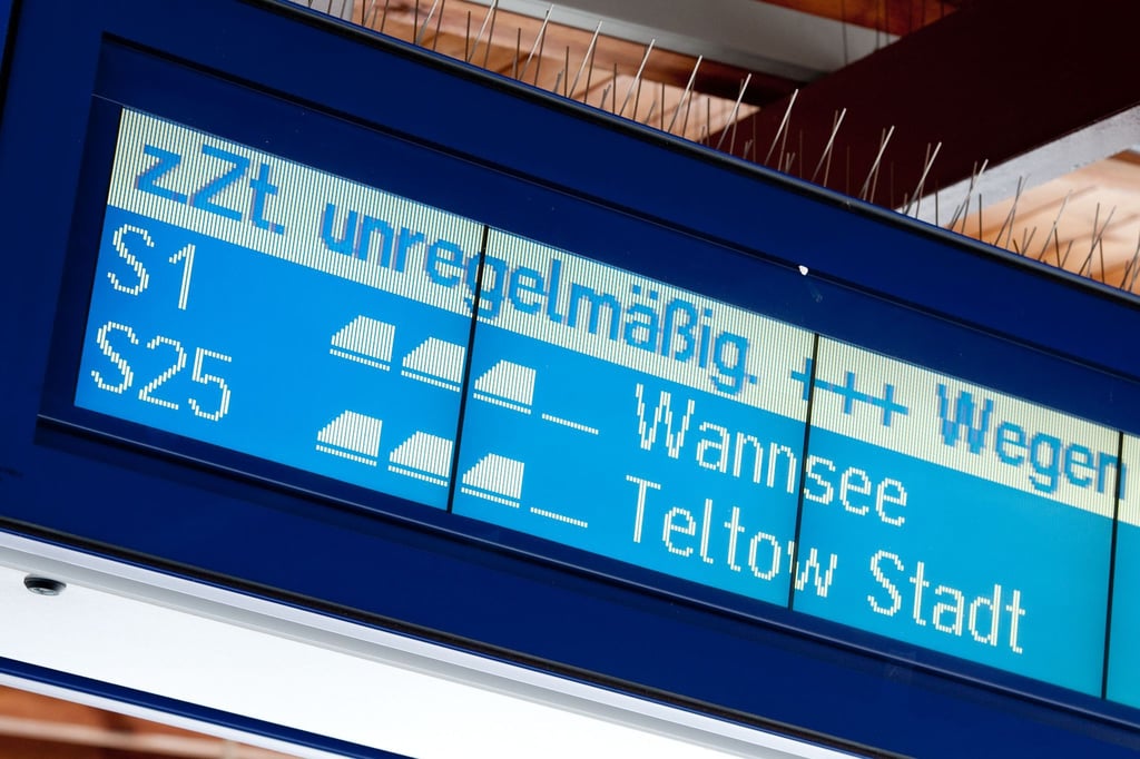 Zwischen Berlin-Gesundbrunnen und dem Nordbahnhof kam es wegen eines E-Scooters im Gleis zu Einschränkungen im S-Bahn-Verkehr. (Archivbild)