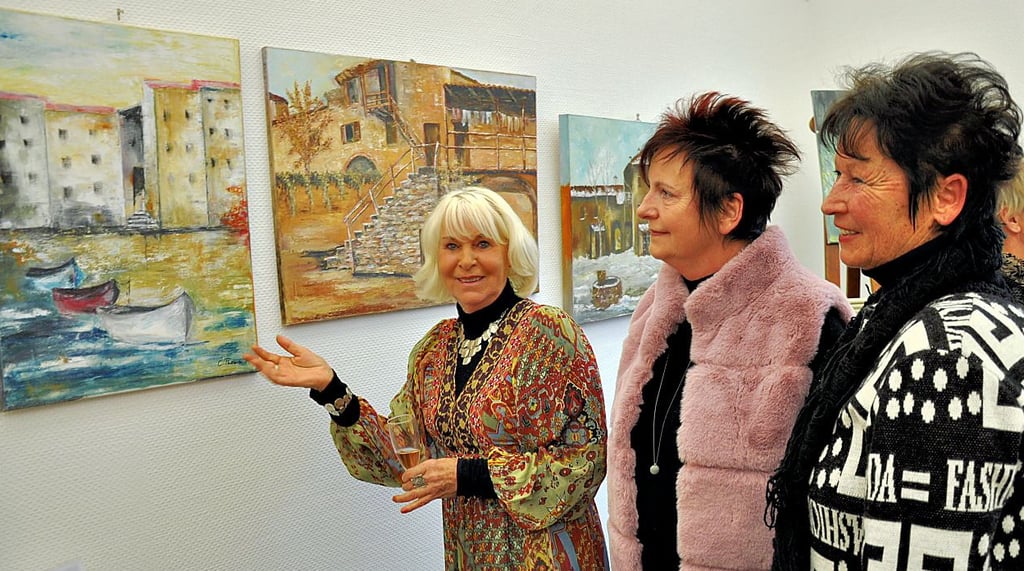 Christiane Thomas (links) während der Eröffnung ihrer Ausstellung in der Stadt- und Kreisbiblothek Genthin.