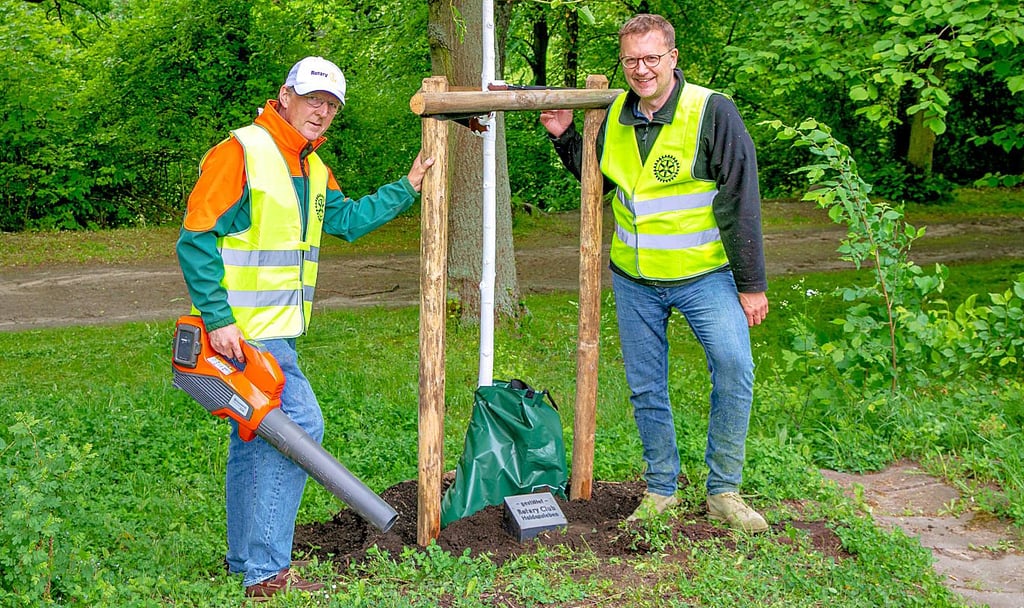 Der Rotary-Club Haldensleben engagiert sich auf verschiedene Weise für die Gesellschaft, wie hier bei einer Baumpflanzaktion.