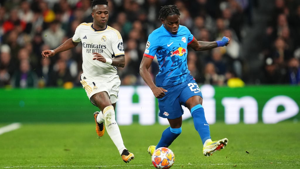 RB-Profi Castello Lukeba im Zweikampf mit Real Madrids Stürmer Vinicius Jr.