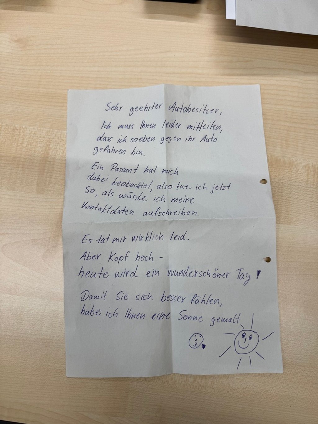Eine Sonne zum „Trost“, aber keine Telefonnummer des Unfallverursachers. (Foto: Polizei)