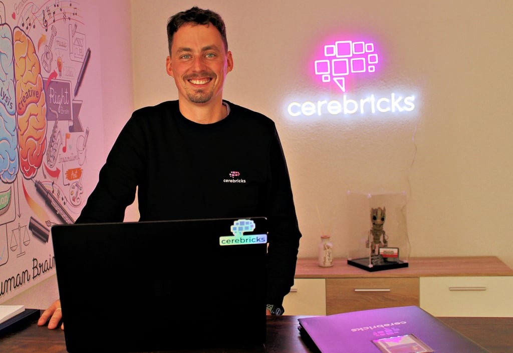 Jan Schinnerling, Chef des KI-Unternehmens cerebricks, im Büro in Pouch.