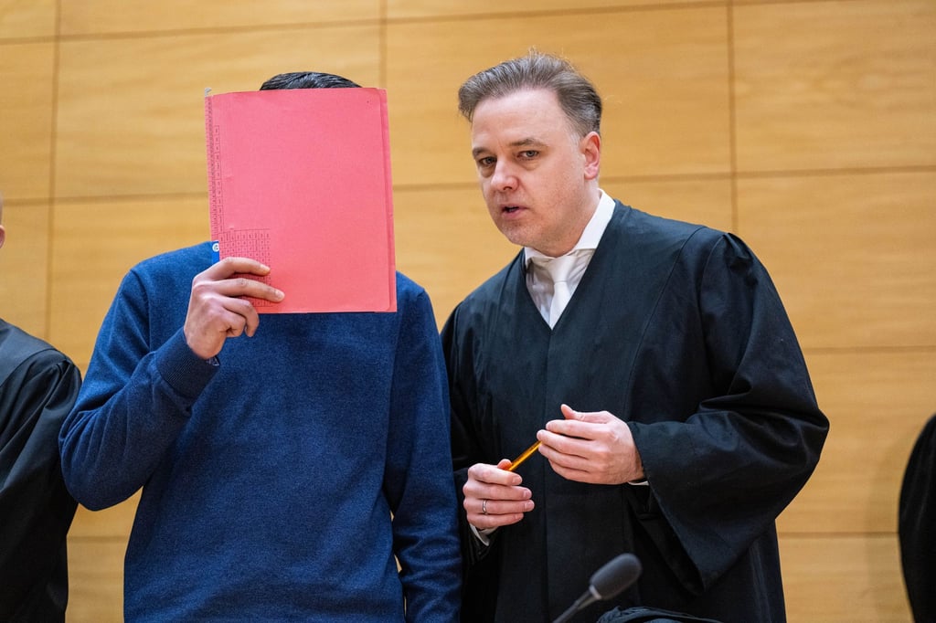 Einer der Angeklagten (links) steht mit seinem Anwalt Burkhard Benecken beim Beginn des Prozesses um den Totschlag nach einer Abifeier in Bad Oeynhausen an der Anklagebank. (Archivfoto)