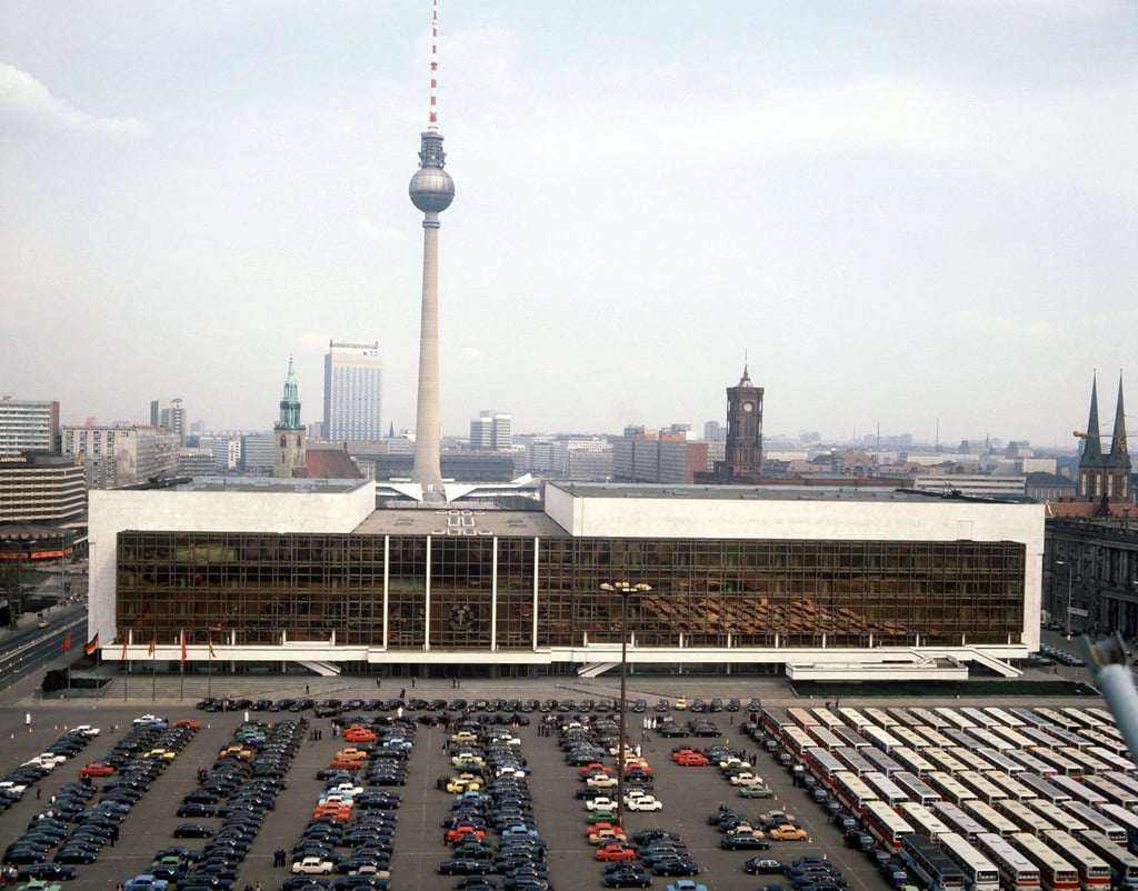 Der Palast der Republik stand zu DDR-Zeiten an der Stelle des einstigen Berliner Stadtschlosses und des heutigen Humboldt-Forums. Der Bau wurde nach der Wende abgerissen. (Archivbild)