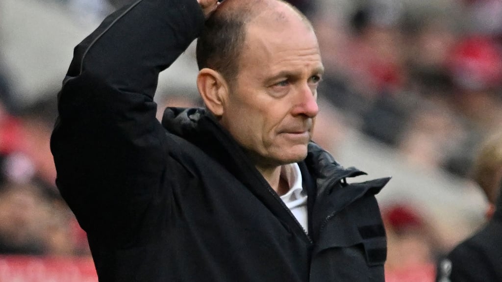 Augsburgs Trainer Jess Thorup hofft auf einige Rückkehrer.