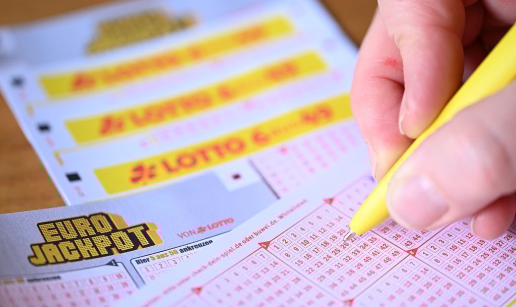Ein oder mehrere Spieler aus Hessen dürfen sich über fast 88 Millionen Euro Gewinn bei der Lotterie Eurojackpot freuen.