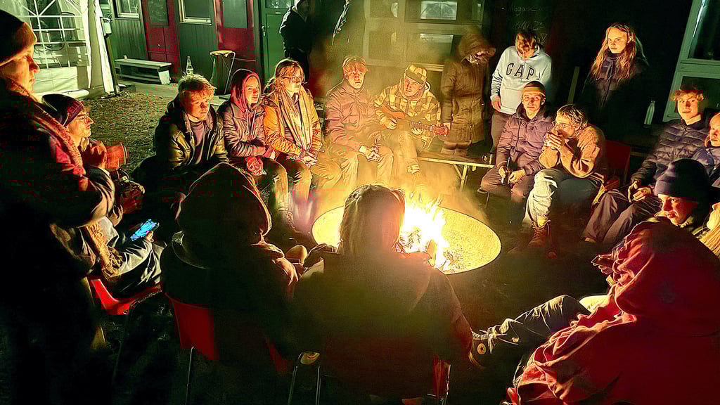 Romantikstimmung pur breitet sich aus, wenn zu später Stunde am Lagerfeuer gesungen und geklönt wird. So manche Filmidee ist in solcher Runde schon geboren, Freundschaften geknüpft worden.