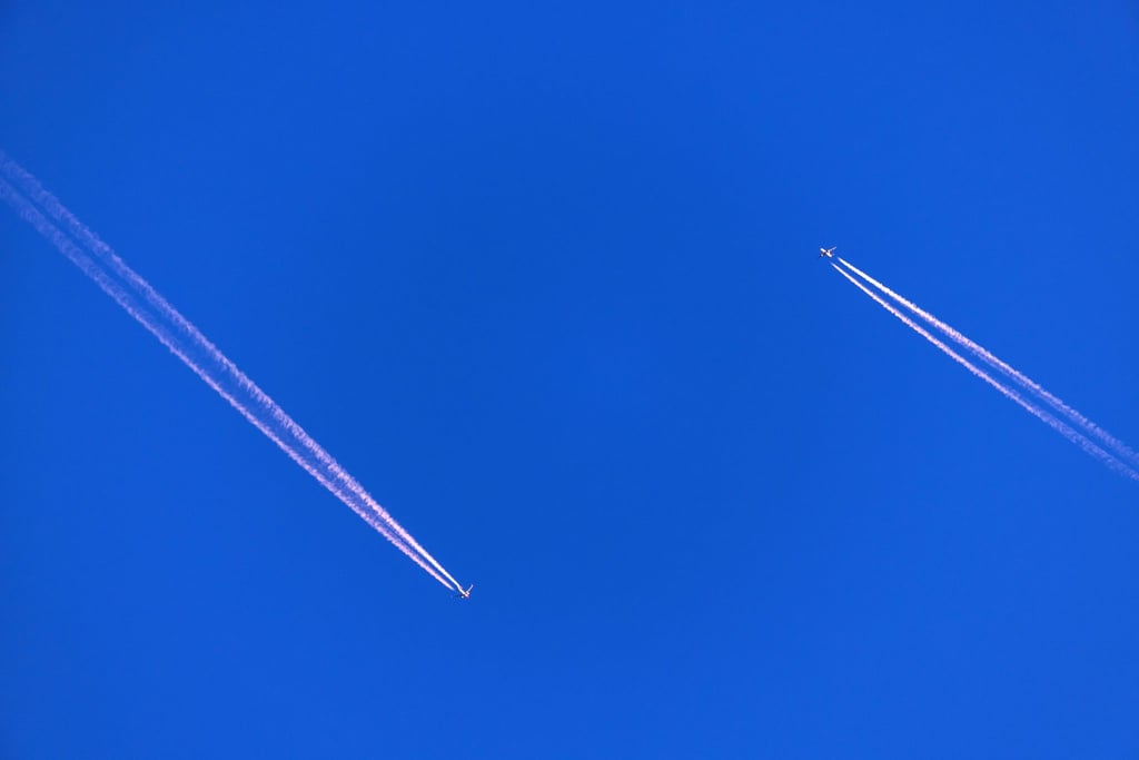 Verkehrsflugzeuge halten sich an bestimmte Luftrouten. (Archivfoto)