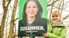 Sandra Bauer ist die Direktkandidatin von Bündnis 90/Die Grünen für den Wahlkreis 67. Beim Wahlkampf hängt sie Wahlplakate in Bernburg auf.  