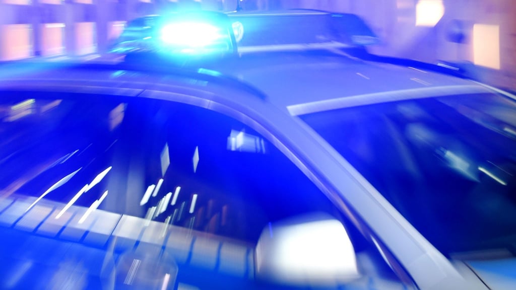 Bei einer Razzia im Landkreis Meißen haben Ermittler einen möglichen Anschlag auf eine Unterkunft für Asylsuchende in Senftenberg verhindert. Dabei wurden Sprengstoff und Waffen bei einem 21-Jährigen entdeckt.