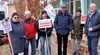 Mahnwache in Magdeburg von „Pro Krankenhaus Havelberg“.  Salus-Geschäftsführer Jürgen Richter (rechts) stellte sich der Diskussion mit den Demonstrierenden, unter die sich auch der aus Havelberg stammende Landtagsvizepräsident Wulf Gallert (Linke) gemischt hatte (3. von rechts). 