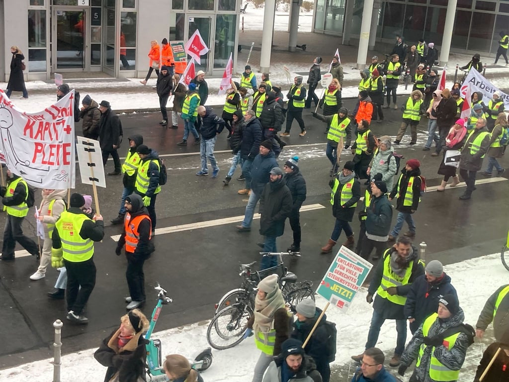 In leuchtenden Warnwesten waren viele Menschen im Warnstreik in der Berliner Innenstadt unterwegs.