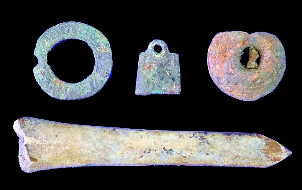 Rund 1.000 Funde konnten die Archäologen bei der Grabung sicherstellen. Darunter auch ein mögliches Pilgerabzeichen (Mitte).