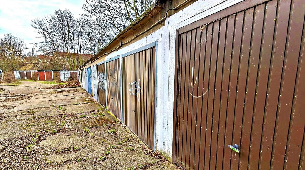 Abriss geplant Stadtumbau in MerseburgSüd Garagen sollen Bolzplatz