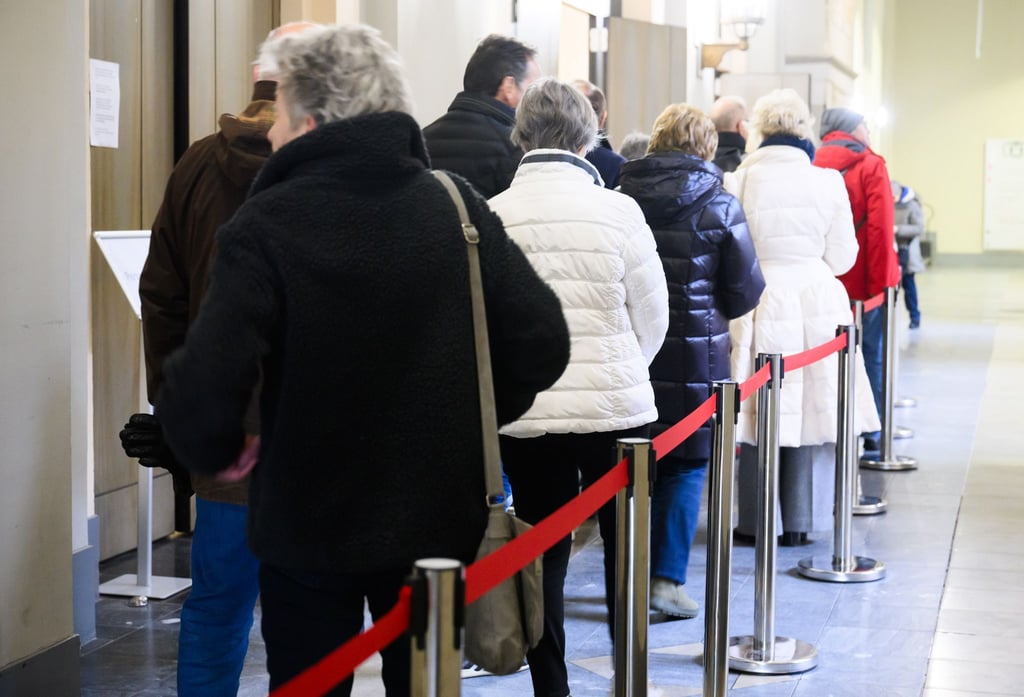 Wähler stehen Schlange für die Bundestagswahl 2025 in der Briefwahlstelle im Neuen Rathaus Hannover.