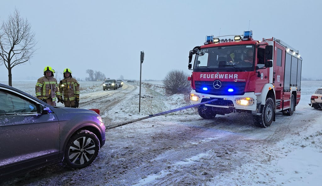 In Brandenburg an der Havel wurden bei witterungsbedingten Unfällen laut Polizei drei Menschen verletzt.