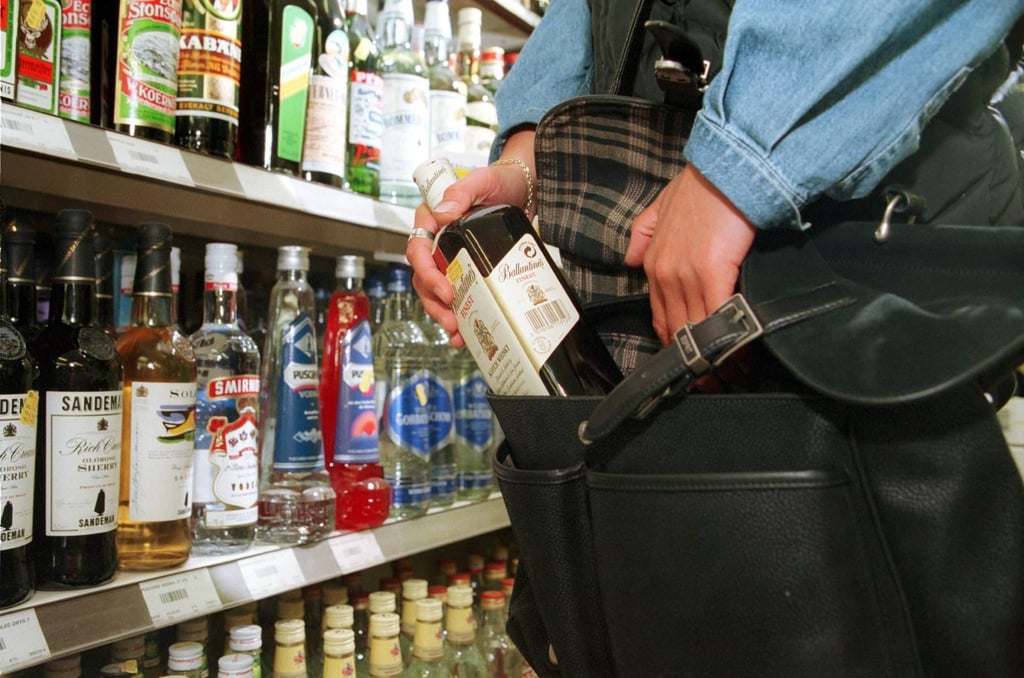 Alkohol im Wert von fast 400 Euro haben die beiden Frauen in Bernburg gestohlen.