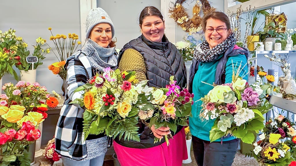 Der Valentinstag kann kommen. Im Blumengeschäft Bea’s Blütenzauber in der Gleinaer Straße sind Inhaberin Beatrice Jäschke (r.), Michala Anschütz (M.) und Natacha Suarez auf Ansturm eingestellt. Dabei, so die Erfahrung der Frauen, sind es nicht nur Männer, die ihren Partnerinnen Blumen schenken. Auch umgekehrt funktioniere das sehr gut.