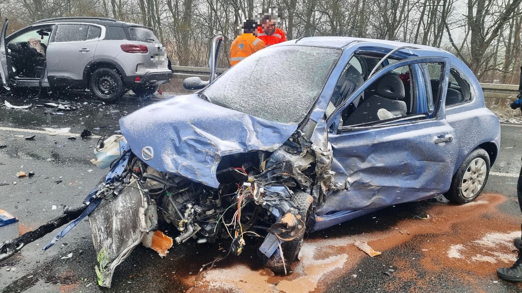 Am Unfall auf der B 91 waren drei Fahrzeuge beteiligt, zwei Pkw und ein Lkw. Zwei Personen wurden leicht verletzt, eine Person war schwer verletzt.