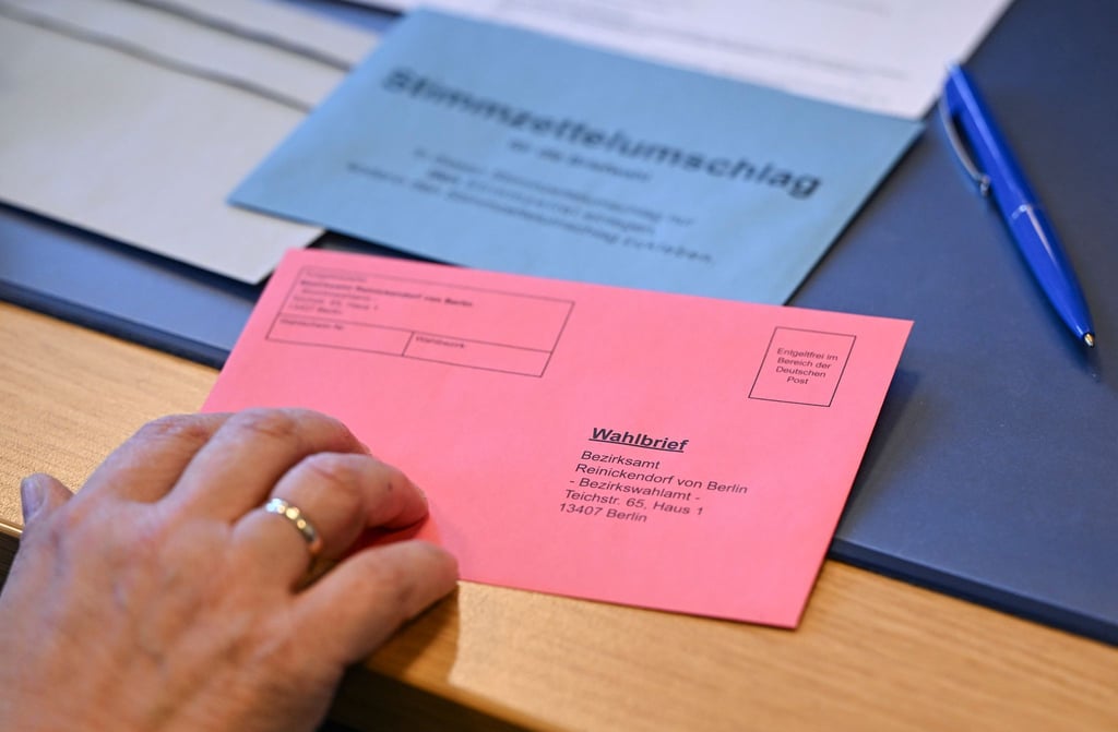 Viele Menschen in Berlin nutzen die Briefwahl. (Archivbild)
