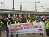 Etwa 300 Demonstranten sind bei winterlichen Temperaturen am Donnerstag dem Streikaufruf der Gewerkschaften gefolgt.