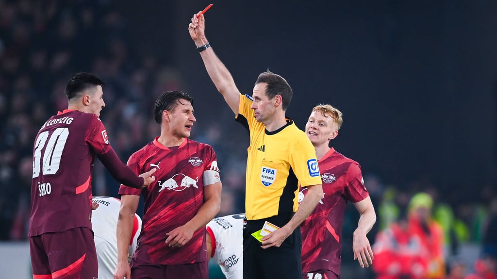 Schiedsrichter Sascha Stegemann stellte im Spiel beim VfB Stuttgart gleich zwei Profis von RB Leipzig vom Feld.