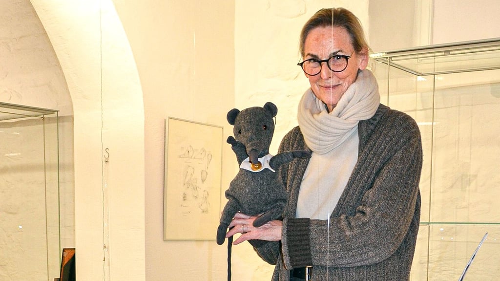 Die Illustratorin, Grafikerin und Autorin Gisela Kalow gestaltet die Personalausstellung der 60. Zerbster Kulturfesttage. Im Mittelpunkt steht ihre Kunstfigur Ratte Remmer.